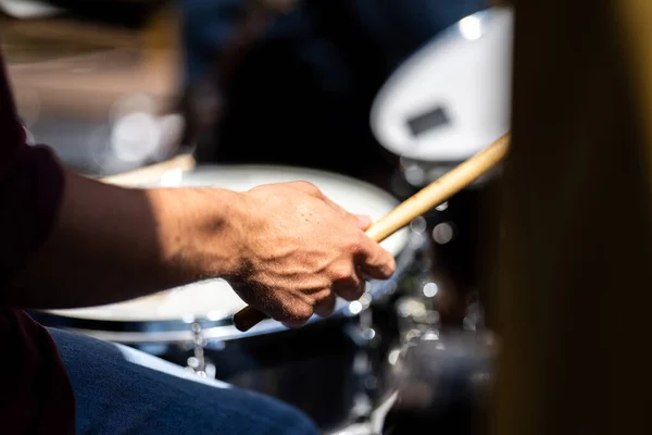 Close Man Women Drummer Playing Drum Kit Band Gig Sun — Stock Photo, Image