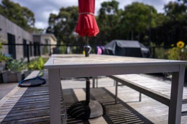 Beyaz masa örtüsü olan ahşap bir bankın güzel bir görüntüsü.