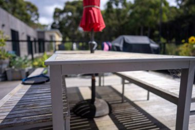 Ahşap bir bankın arka planda bulanık yakın plan çekimi.