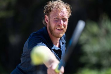 Sosyal tenis oyuncuları tenis kortunda tenis toplarına vuruyor. Fitness için tenis oynuyorum. Sosyal spor yapan profesyonel bir atlet