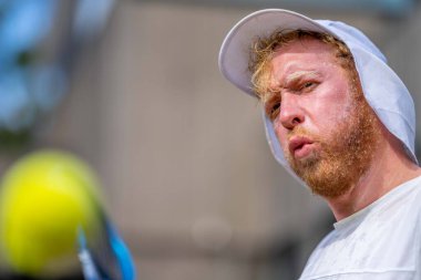 Sakallı ve şapkalı yaşlı bir adamın portresi.