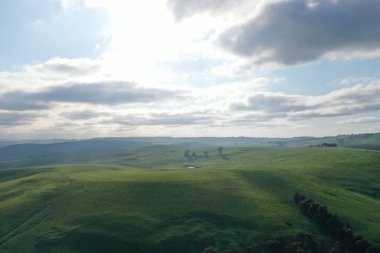 Dağları ve bulutlu gökyüzü olan güzel bir manzara.