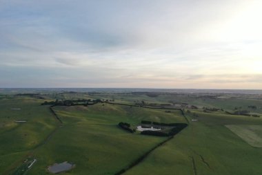 İnsansız hava aracı Avustralya 'da sığır çiftliği üzerinde uçuyor.