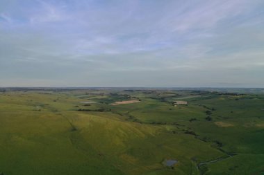 İnsansız hava aracı Avustralya 'da sığır çiftliği üzerinde uçuyor.