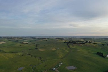İnsansız hava aracı Avustralya 'da sığır çiftliği üzerinde uçuyor.