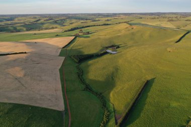 İnsansız hava aracı Avustralya 'da sığır çiftliği üzerinde uçuyor.