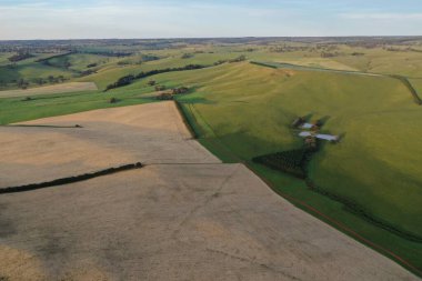 İnsansız hava aracı Avustralya 'da sığır çiftliği üzerinde uçuyor.