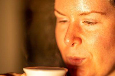 çay ile bir genç kadının portresi