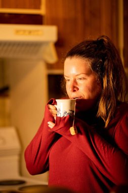 Bir fincan kahve ve bir kupa çayla genç bir adamın portresi.