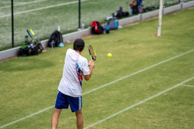 Amatör bir turnuvada tenis oynuyor ve Halle Almanya 'da çimlerde maç yapıyor.