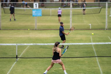 Amatör bir turnuvada tenis oynuyor ve Halle Almanya 'da çimlerde maç yapıyor.