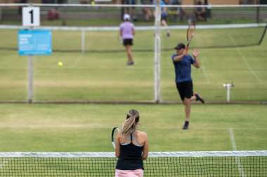 Amatör bir turnuvada tenis oynuyor ve Halle Almanya 'da çimlerde maç yapıyor.