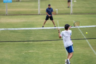 Amatör bir turnuvada tenis oynuyor ve Halle Almanya 'da çimlerde maç yapıyor.