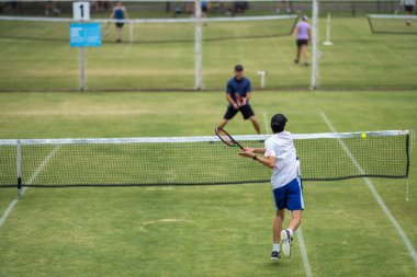 Amatör bir turnuvada tenis oynuyor ve Halle Almanya 'da çimlerde maç yapıyor.