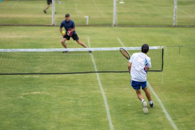 Amatör bir turnuvada tenis oynuyor ve Halle Almanya 'da çimlerde maç yapıyor.
