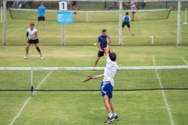 Amatör bir turnuvada tenis oynuyor ve Halle Almanya 'da çimlerde maç yapıyor.