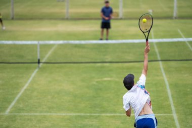 Amatör bir turnuvada tenis oynuyor ve Halle Almanya 'da çimlerde maç yapıyor.