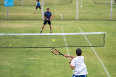 Amatör bir turnuvada tenis oynuyor ve Halle Almanya 'da çimlerde maç yapıyor.