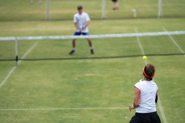 Amatör bir turnuvada tenis oynuyor ve Halle Almanya 'da çimlerde maç yapıyor.