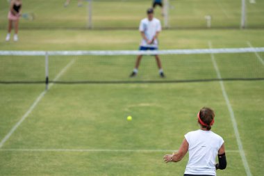 Amatör bir turnuvada tenis oynuyor ve Halle Almanya 'da çimlerde maç yapıyor.