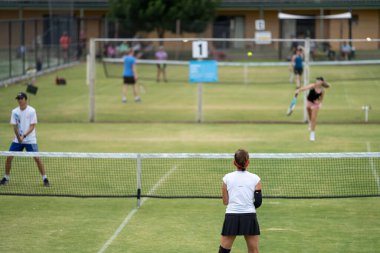Amatör bir turnuvada tenis oynuyor ve Halle Almanya 'da çimlerde maç yapıyor.