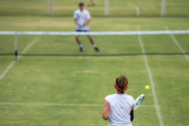 Amatör bir turnuvada tenis oynuyor ve Halle Almanya 'da çimlerde maç yapıyor.