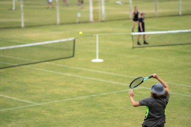 Amatör bir turnuvada tenis oynuyor ve Halle Almanya 'da çimlerde maç yapıyor.