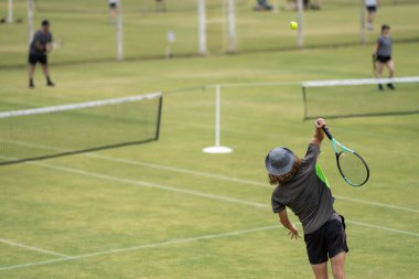 Amatör bir turnuvada tenis oynuyor ve Halle Almanya 'da çimlerde maç yapıyor.