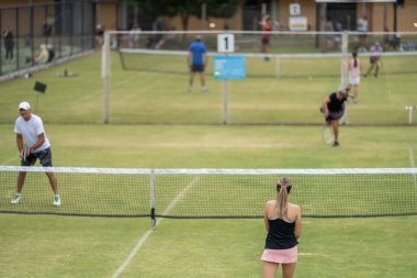 Amatör bir turnuvada tenis oynuyor ve Halle Almanya 'da çimlerde maç yapıyor.
