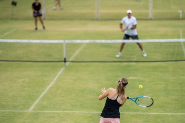 Amatör bir turnuvada tenis oynuyor ve Halle Almanya 'da çimlerde maç yapıyor.