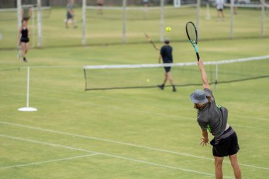 Amatör bir turnuvada tenis oynuyor ve Halle Almanya 'da çimlerde maç yapıyor.