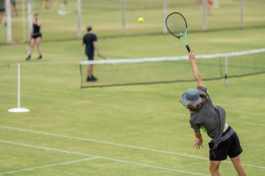Amatör bir turnuvada tenis oynuyor ve Halle Almanya 'da çimlerde maç yapıyor.