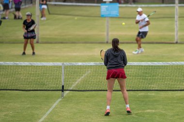 Amatör bir turnuvada tenis oynuyor ve Halle Almanya 'da çimlerde maç yapıyor.
