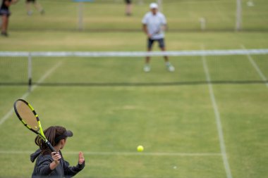 Amatör bir turnuvada tenis oynuyor ve Halle Almanya 'da çimlerde maç yapıyor.