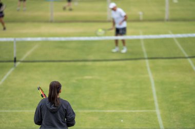 Amatör bir turnuvada tenis oynuyor ve Halle Almanya 'da çimlerde maç yapıyor.
