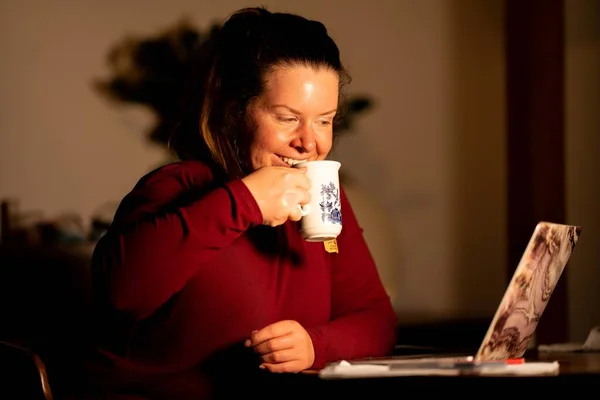 Young Woman Cup Coffee Laptop Home — Fotografia de Stock