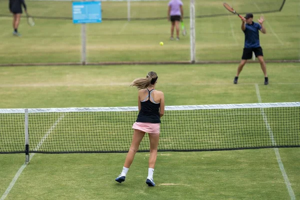 Amateur Jouant Tennis Lors Tournoi Match Sur Herbe Allemagne Halle — Photo