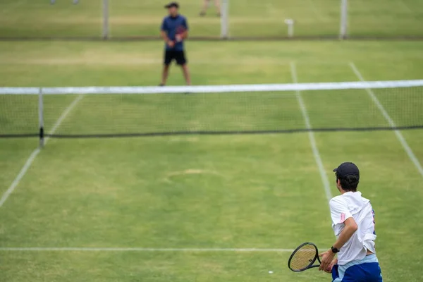 Amateur Spielt Tennis Bei Turnier Und Match Auf Rasen Halle — Stockfoto