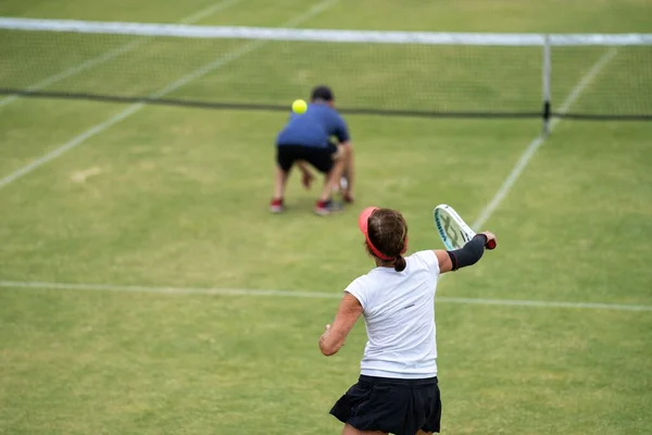 アマチュアはトーナメントでテニスをし ホールドイツで草の上の試合 — ストック写真