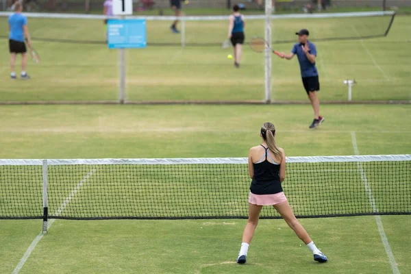 Amateur Spielt Tennis Bei Turnier Und Match Auf Rasen Halle — Stockfoto