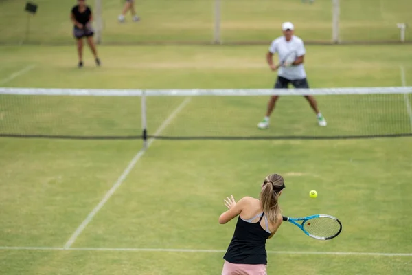 Amateur Jouant Tennis Lors Tournoi Match Sur Herbe Allemagne Halle — Photo