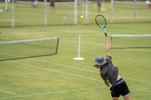 アマチュアはトーナメントでテニスをし ホールドイツで草の上の試合 — ストック写真