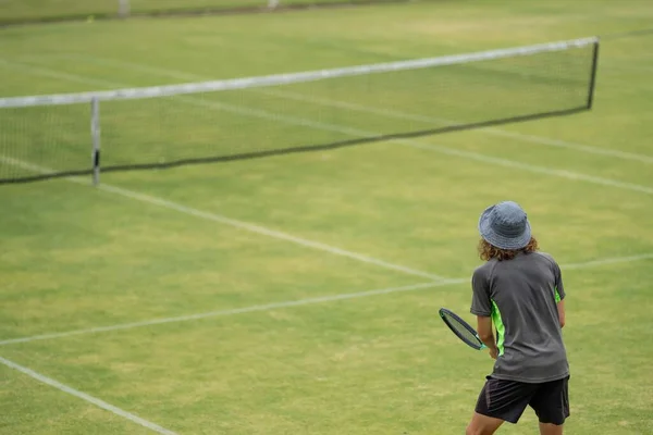 Amateur Spielt Tennis Bei Turnier Und Match Auf Rasen Halle — Stockfoto