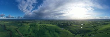 Ormanla çevrili sahil şeridindeki bir sahil kasabasının aşağı manzarası.