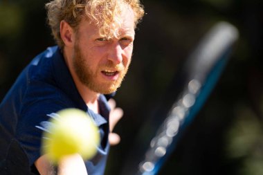 Amatör tenisçi Melbourne, Avustralya 'da çimlerin üzerinde tenis oynuyor. 