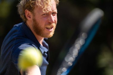 Amatör tenisçi Melbourne, Avustralya 'da çimlerin üzerinde tenis oynuyor. 