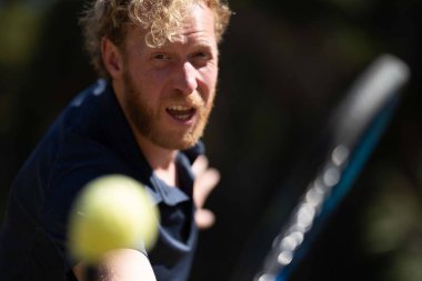 Amatör tenisçi Melbourne, Avustralya 'da çimlerin üzerinde tenis oynuyor. 
