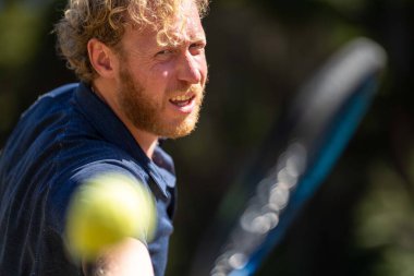 Amatör tenisçi Melbourne, Avustralya 'da çimlerin üzerinde tenis oynuyor. 