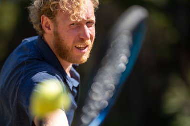 Amatör tenisçi Melbourne, Avustralya 'da çimlerin üzerinde tenis oynuyor. 