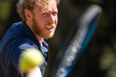 Amatör tenisçi Melbourne, Avustralya 'da çimlerin üzerinde tenis oynuyor. 